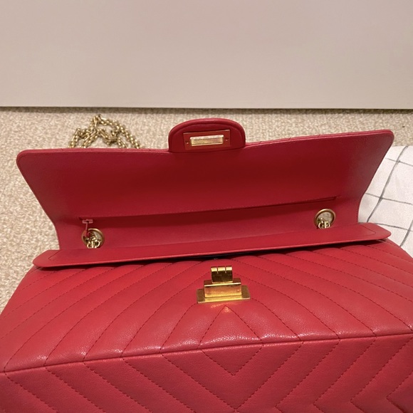 Chanel Chevron 2.55 Classic Reissue 226 Leather Flap Bag - Picture 5 of 11